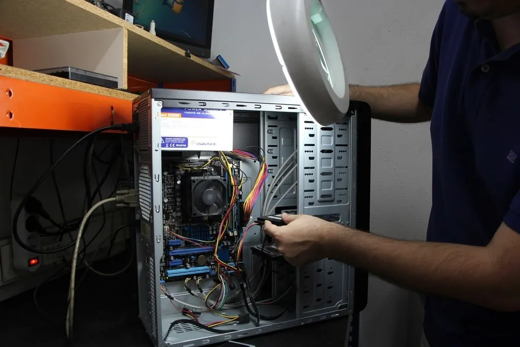 Técnico reparando una computadora de escritorio