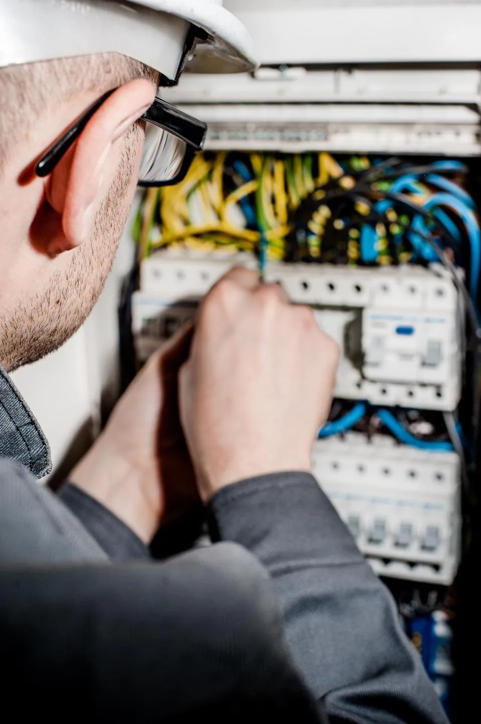 Técnico conectando cables en un tablero